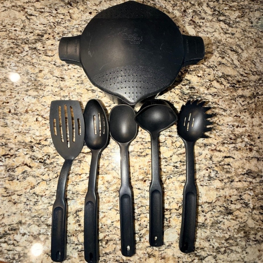 Pampered Chef 2qt Microwave Rice Cooker Plus Steamer & 5pc Nylon Utensil Set